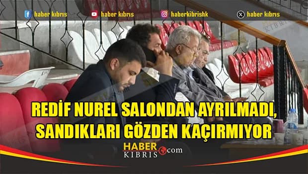 Polis ekipleri sandıkların başında