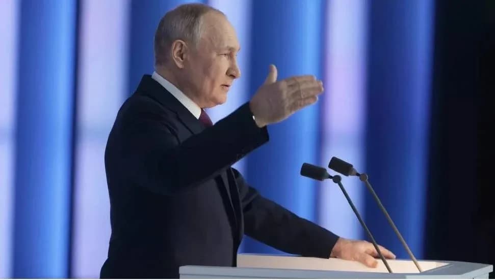 Putin, Rusya'ya doğrudan saldırıda tüm silahların kullanılmasının gündeme geleceğini belirtti