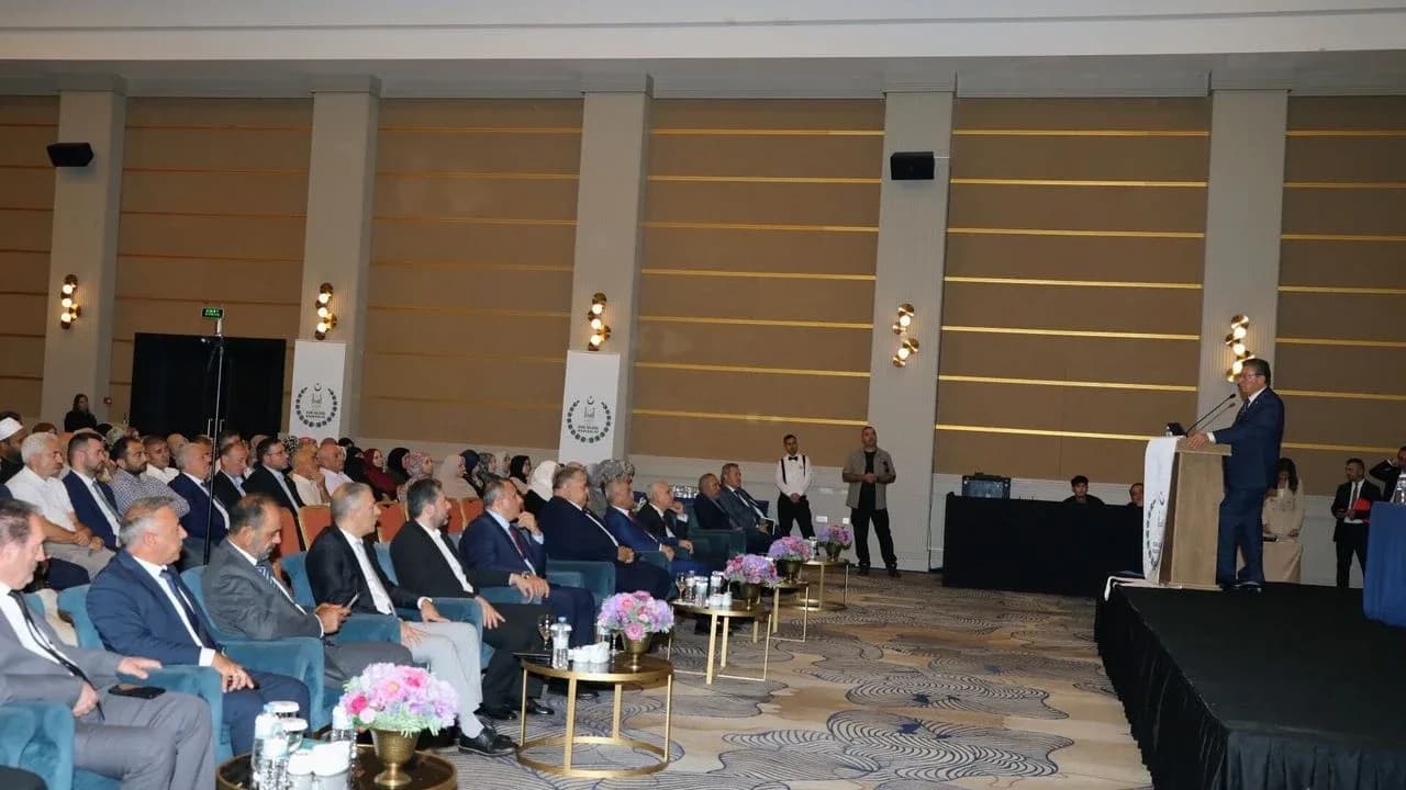 Ünal Üstel: “Bayrağımız inmeyecek, ezanımız susmayacak”