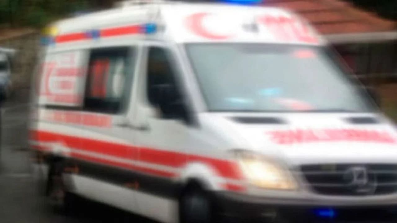 El Frenini Çekmeden Park Etti, Kamyonun Altında Sıkıştı