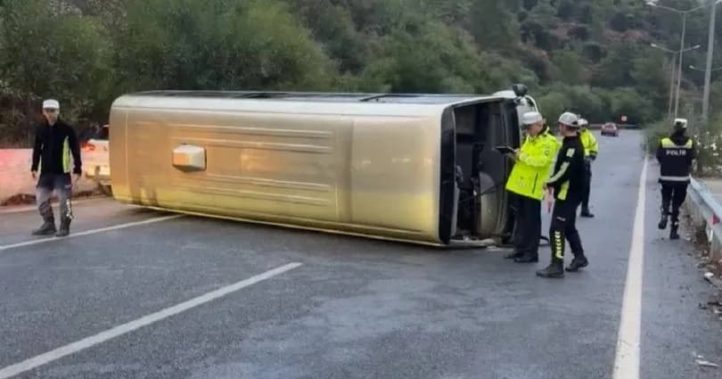 Ciklos’ta minibüs devrildi