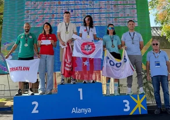 Triatletlerimiz Alanya’da kürsüde