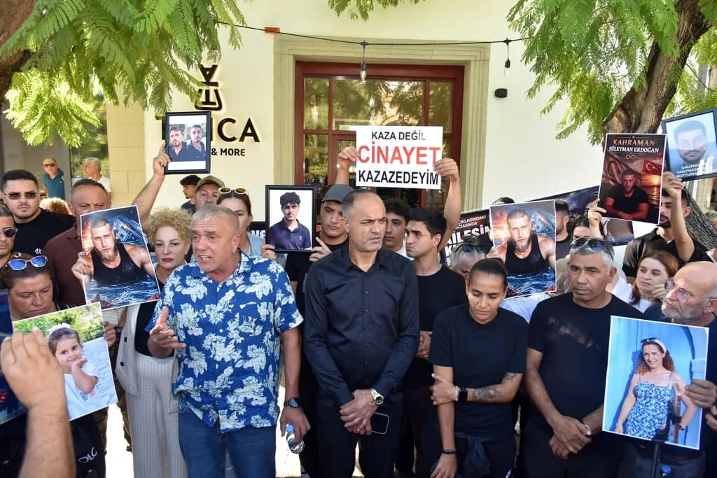 Yakınlarını kaybeden aileler Girne Mahkemesi önünden seslendi: Müebbet istiyoruz