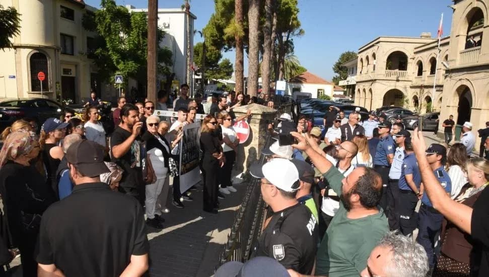 Aileler, Girne Mahkemesi önünde çağrı yaptı: Esas suçluları mahkemeye getirsinler