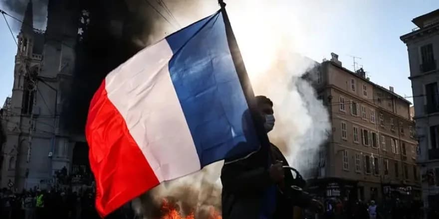 'Polis kontrolü kaybetti' diyen Fransa İçişleri Bakanı istifa etti, Macron kabul etmedi