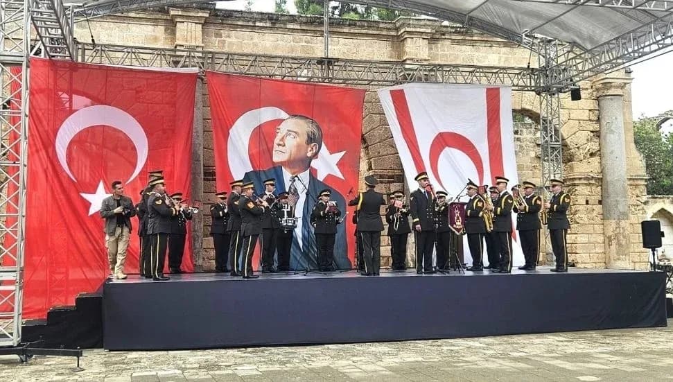 Cumhuriyet Bayramı ilçelerde törenlerle kutlandı