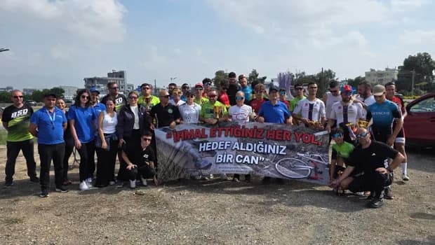 Bisikletçiler yolda yarıştı