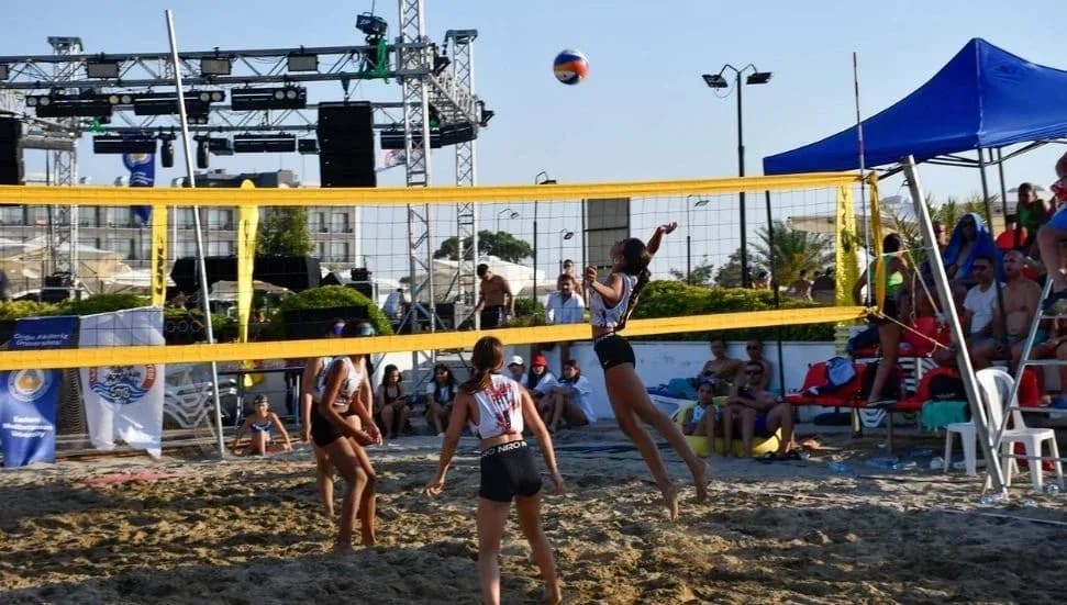 DAÜ’de spor ve eğlence dolu hafta sonu: 41 takım plaj voleybolunda mücadele etti