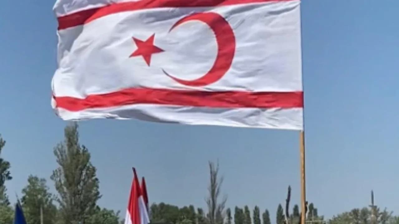 KKTC bayrağı Macaristan’da dalgalandı