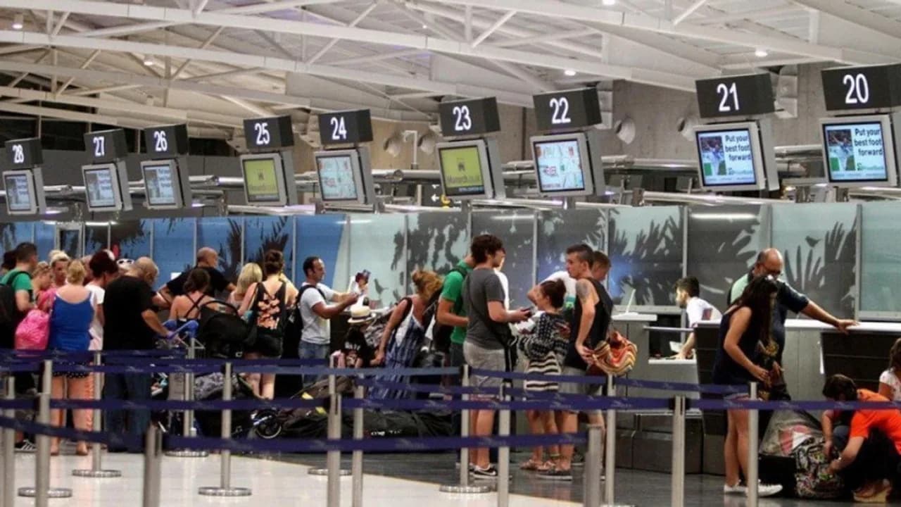 Larnaka ve Baf havalimanlarına 40 yeni otomatik pasaport kontrol noktası