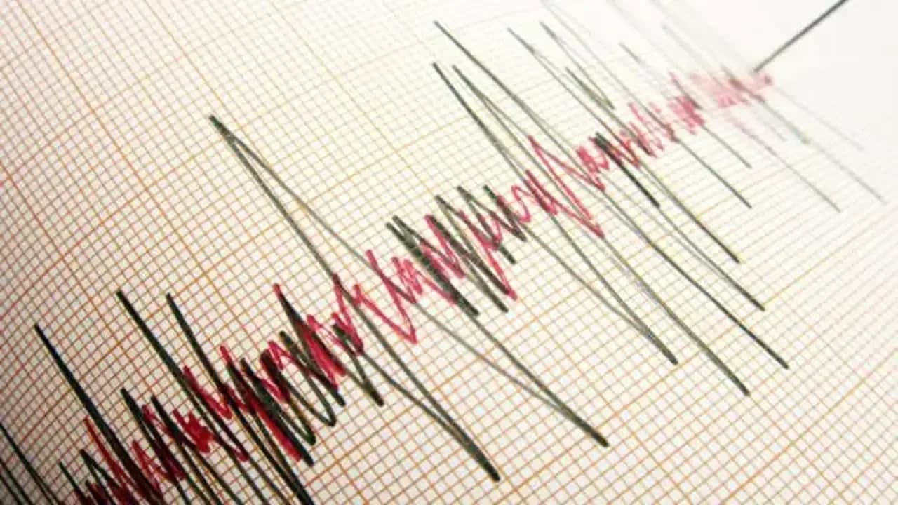 Endonezya’da 7,7 büyüklüğünde deprem