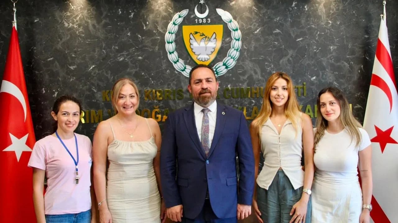 Bilgi Çemberi Eğitim Merkezi öğrencileri Bakan Hüseyin Çavuş'u ziyaret etti