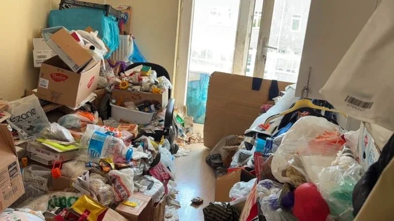 Emekli profesörün iki dairesinden tonlarca eşya ve çöp çıktı!