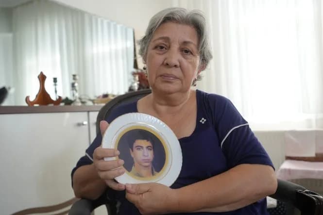 17 Ağustos depreminde kaybolan oğlunu bulmak için 18 mezar açtırdı