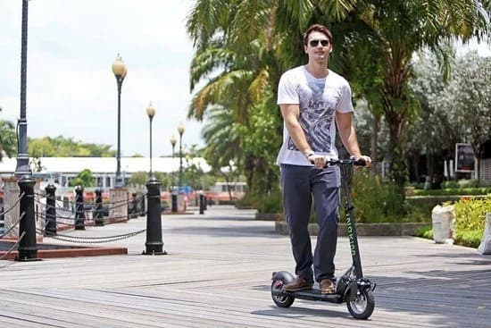 Elektrikli scooter ve E-Moped kullanımına yeni kurallar: 18 yaş altına yasak