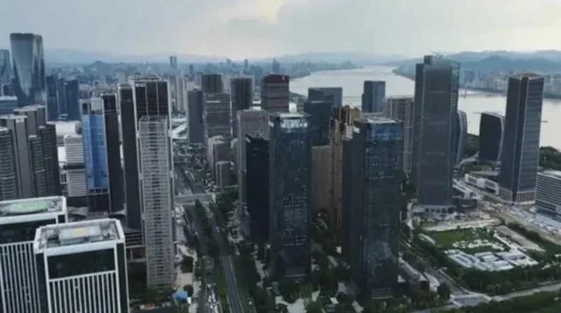 Çin’de 20 bin nüfuslu bütün ilçe tek binada yaşıyor