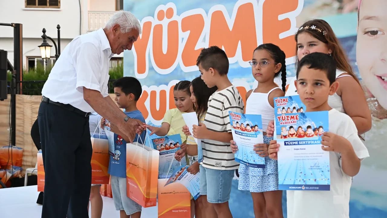 Güzelyurt Belediyesi’nin düzenlediği yüzme kursunu tamamlayan çocuklar sertifikalarını aldı