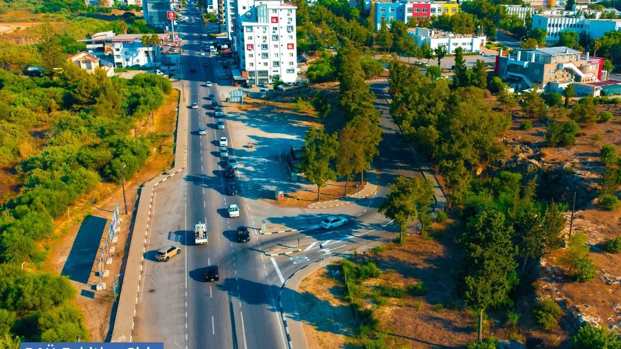 Gazimağusa’da trafik düzenlemeleri sürüyor: Kavşaklar ve yollar yeniden düzenleniyor