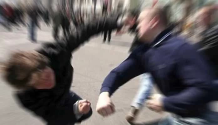 Alsancak’ta iki kişi birbirini kırık içki bardağıyla darp etti