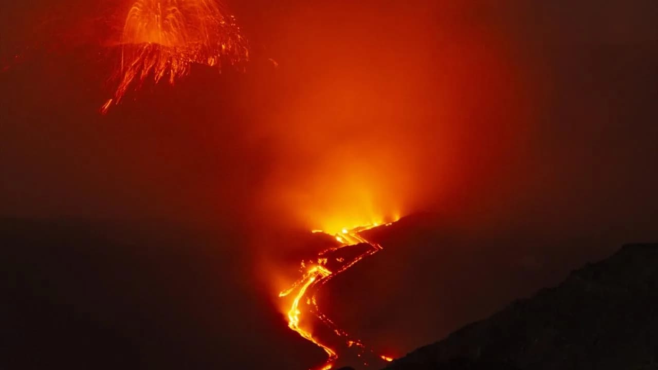 İtalya’da Etna Yanardağı’nın patlamasıyla oluşan kül bulutu uçuşları aksatt