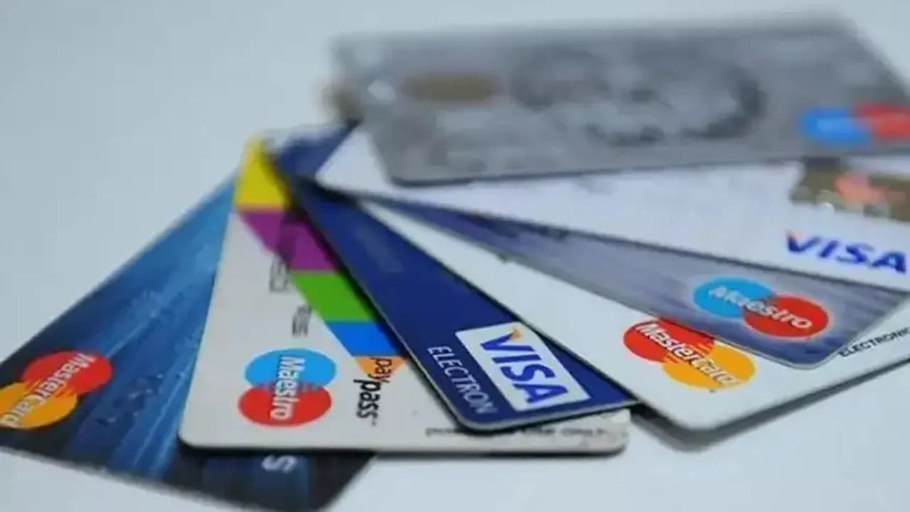 Kilitsiz araçtan cüzdanı çaldı, banka kartıyla alışveriş yaptı!