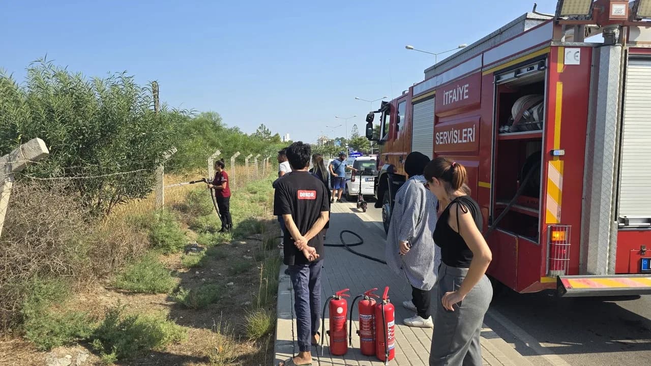 Gazimağusa’da TIR Elektrik Tellerine Takıldı, Yangın Çıktı