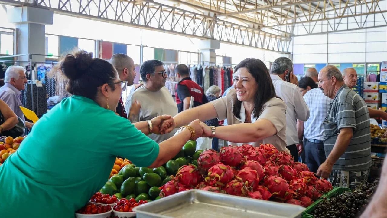 Sıla Usar İncirli Mağusa Perşembe Pazarı’nı ziyaret etti