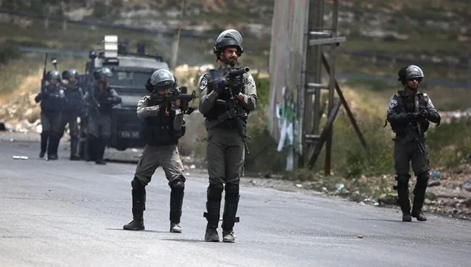 İsrail, Kalendiya Kampı'nda 60'tan fazla Filistinliyi gözaltına aldı