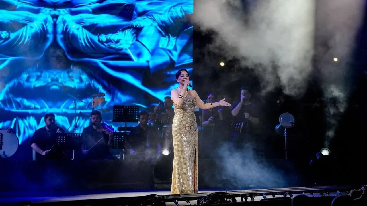 Ebru Gündeş’in dev korosu: Binlerce kişi hep bir ağızdan söyledi