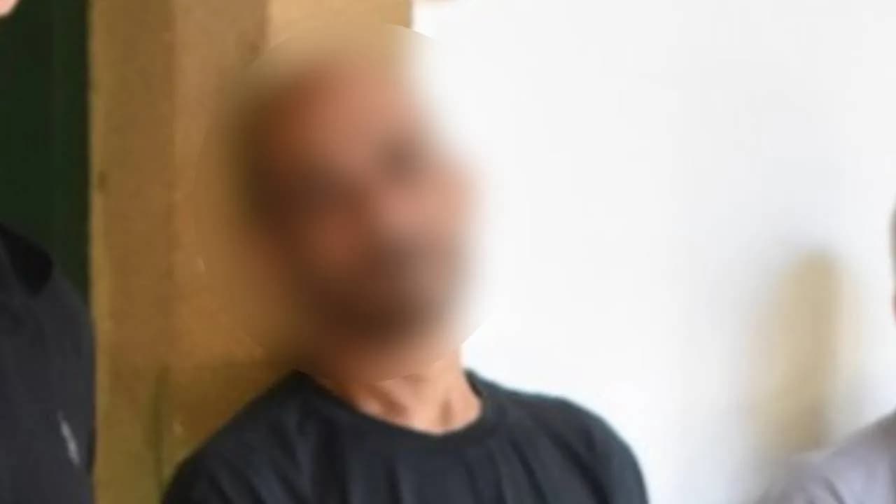 Annesinin boğazına makas dayadı, ölümle tehdit etti