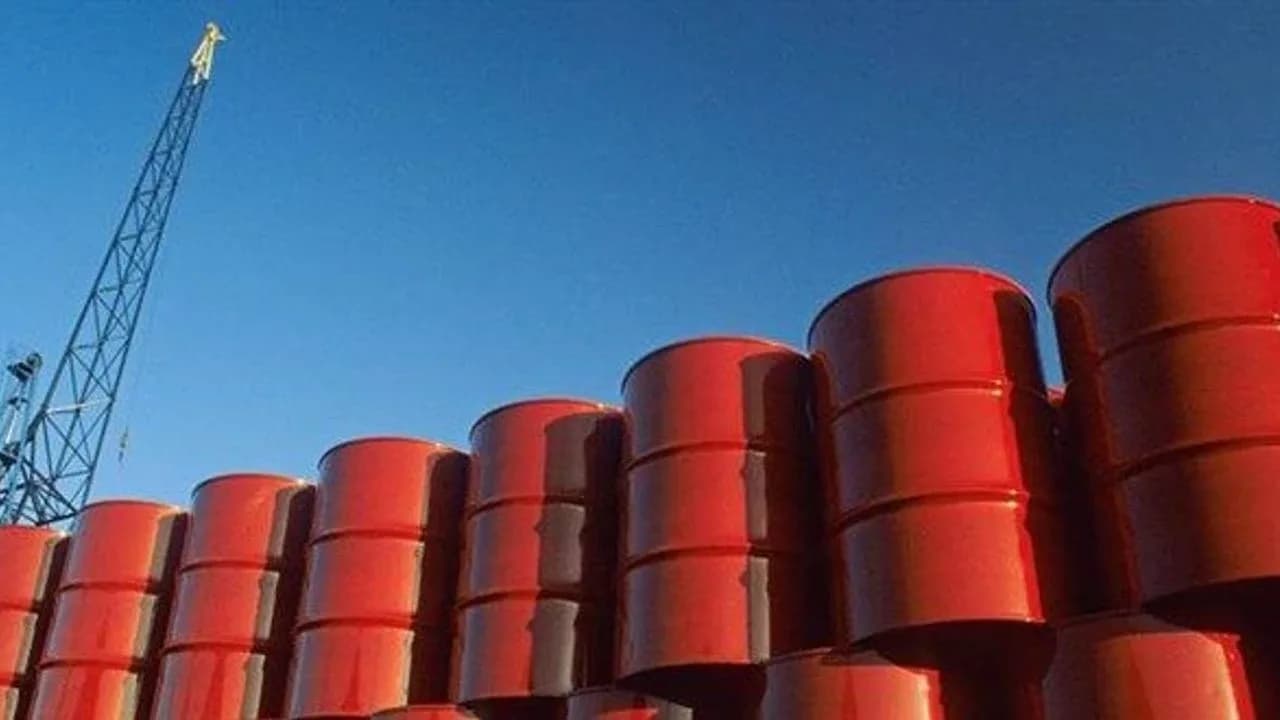 Petrol talep endişeleriyle geriledi