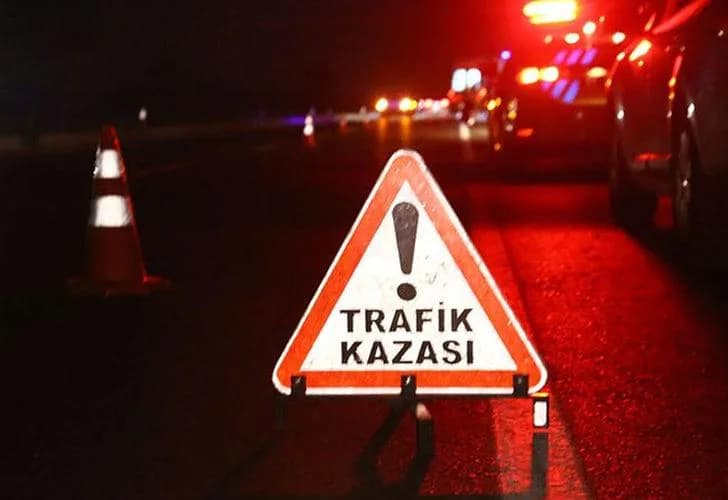Alkollü sürücü evin bahçe ve garaj kapıları ile ev sahibinin aracına çarptı
