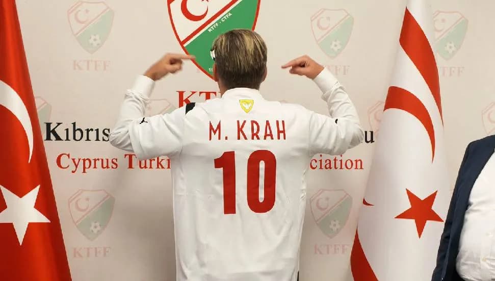 Krah’tan Futbol Federasyonu’na ziyaret: KKTC Milli Takım forması hediye edildi