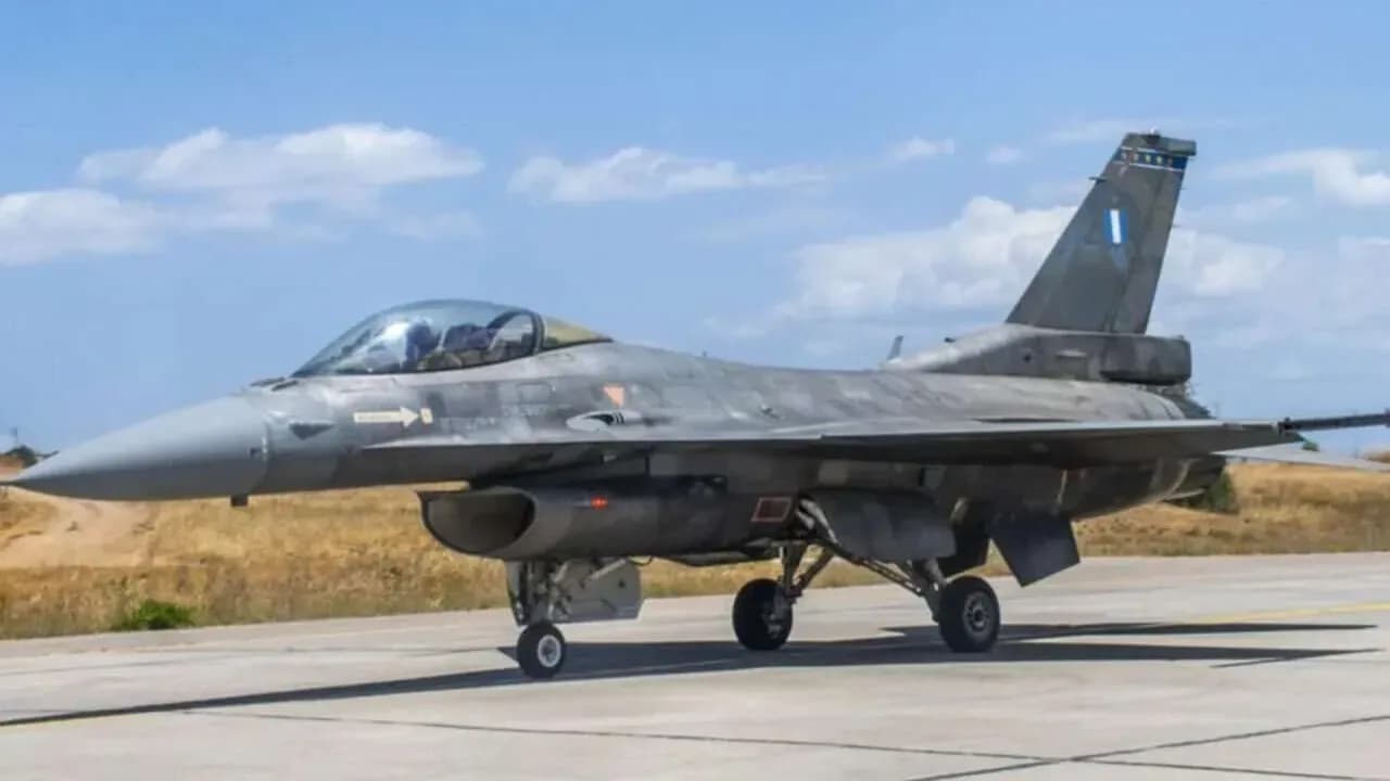 Larnaka üzerinde Yunan F-16’ları alçak uçuş yaptı