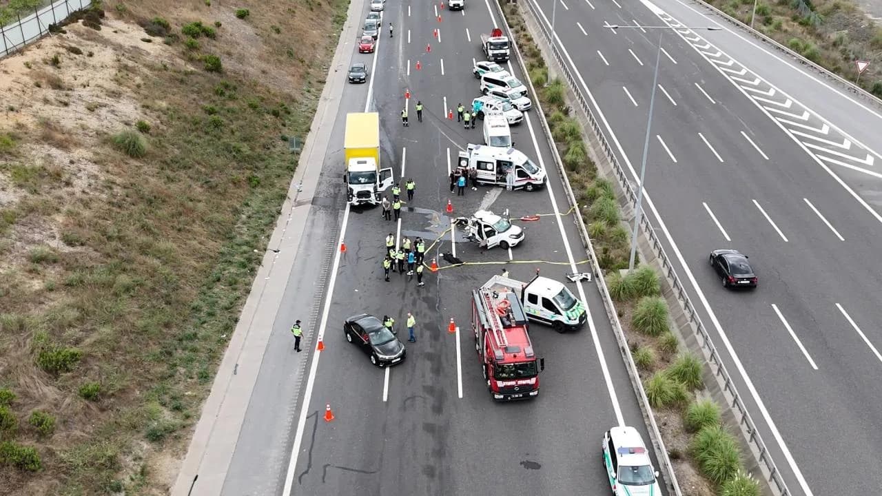 Kuzey Marmara Otoyolu’nda kamyon ile otomobil çarpıştı: Yaralılar var