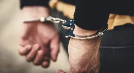 Denetimlerde beyzbol sopası, demir çubuk ve bıçak bulunduran 2 kişi tutuklandı
