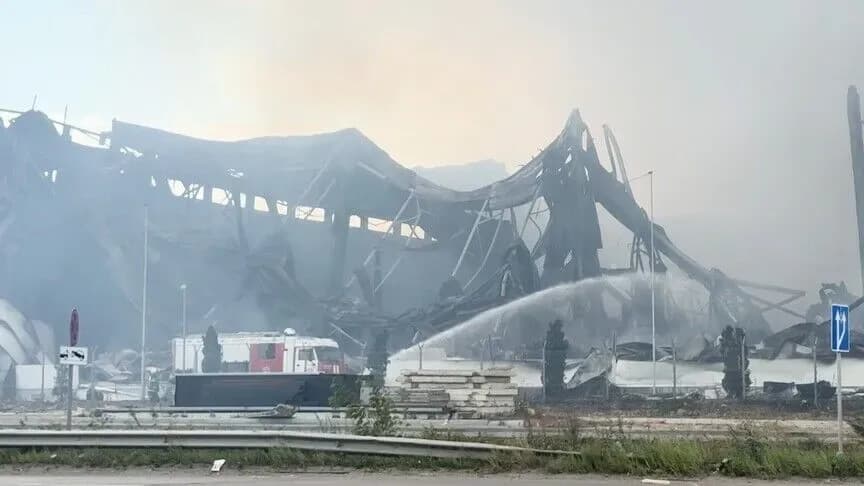 Rusya’da e-ticaret platformu Ozon’a ait tesiste İHA saldırısı sonucu yangın çıktı