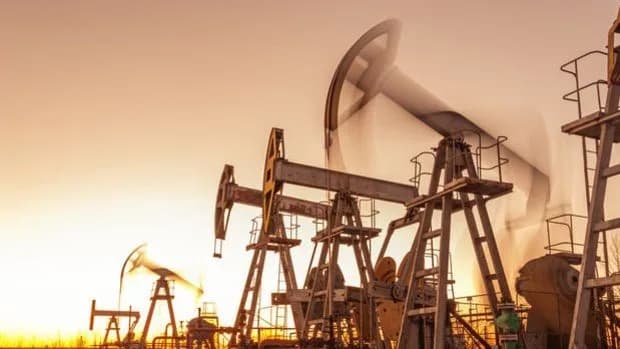 Petrol belirsizlikle yükseldi