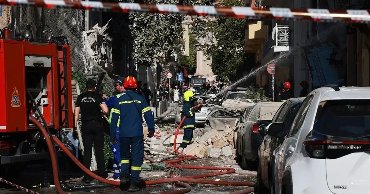 Atina’da dün yıkılan binada 1 kişinin cesedine ulaşıldı