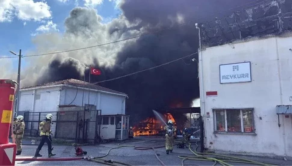 Tuzla’da lojistik depoda yangın: Alevler çevredeki alanlara sıçradı