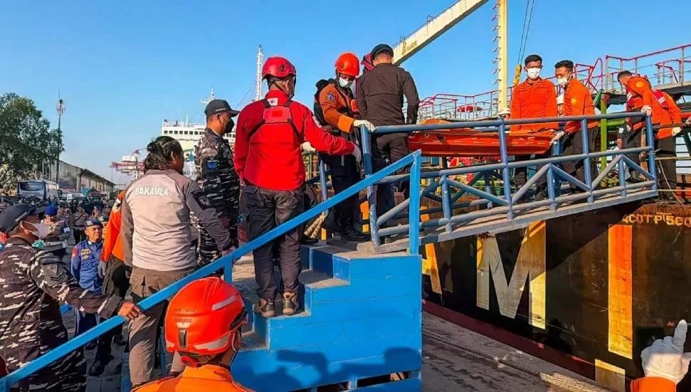 Endonezya'da feribot kazası: Kötü hava koşulları kaybolan 129 kişiyi arama çalışmalarını aksatıyor