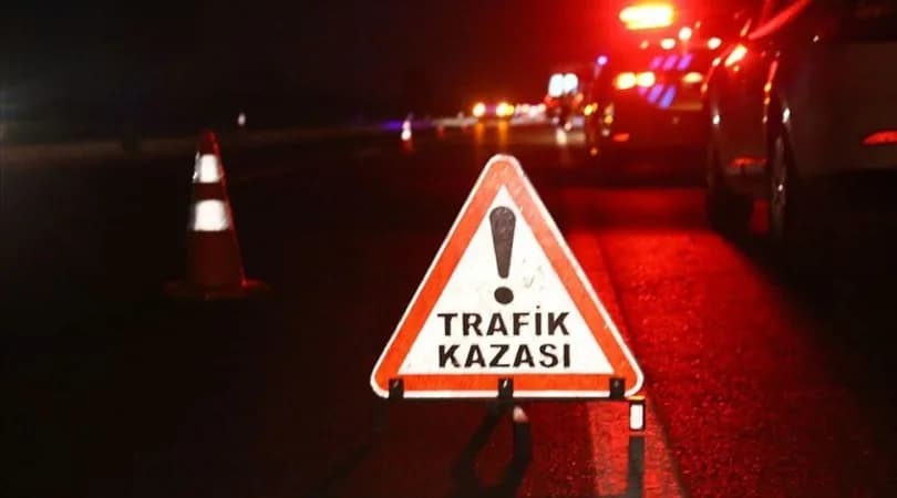 Direksiyon hakimiyetini kaybeden alkollü sürücü park halindeki araca çarptı