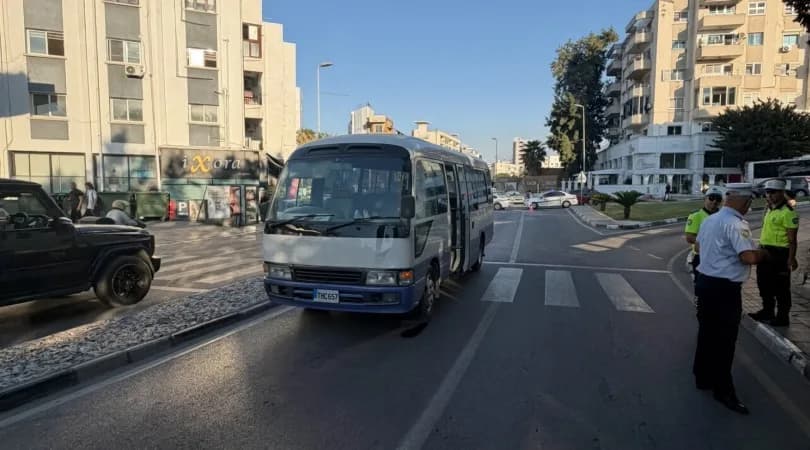 Girne’de otobüs yayaya çarptı!