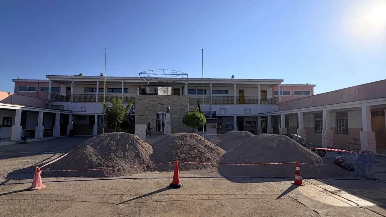 Maviş’ten tadilatı süren okula tepki: “Öğrenciler de tam tadilat zamanında okula geldi!”