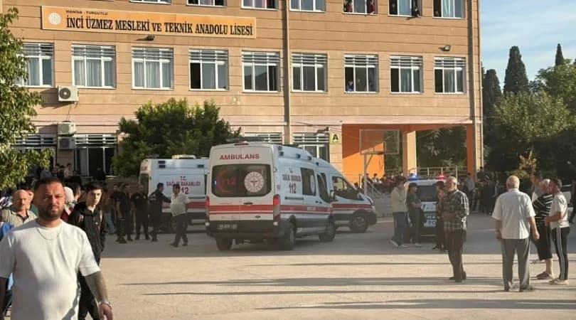 Manisa’da okul önünde silahlı dehşet! Yaralı öğrenciler var