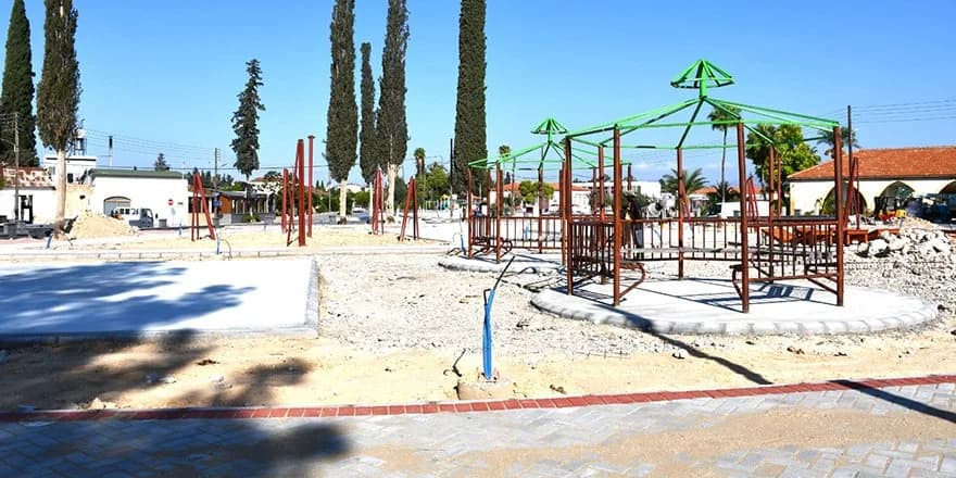 Vadili’de Atatürk Büstü ve çevre düzenleme çalışmaları sürüyor