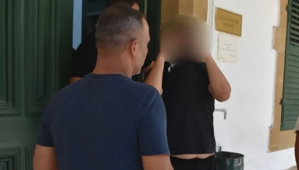 "Kendi kendine konuşan alkol tesiri altındaki şahsı" darp etmekle itham edilen zanlı teminatla serbest