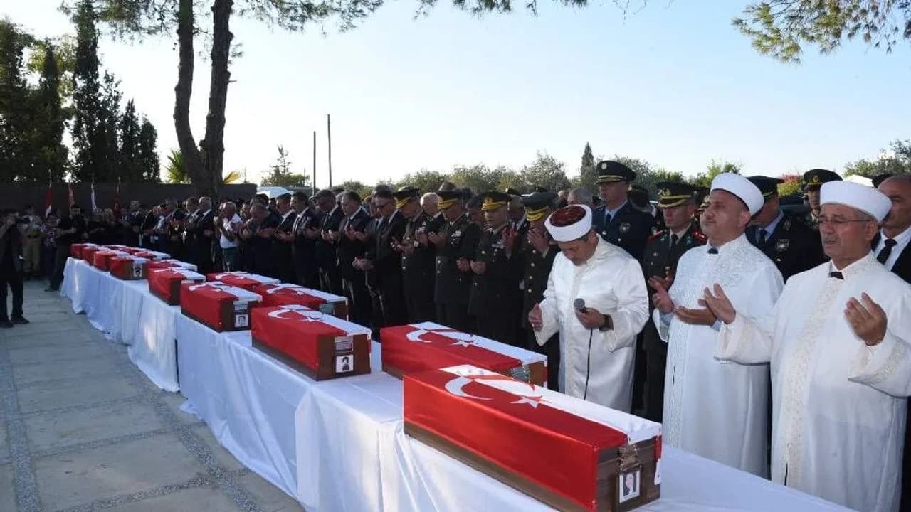 Kimlik tespiti tamamlanan 15 şehit Atlılar Şehitliği’nde defnedildi