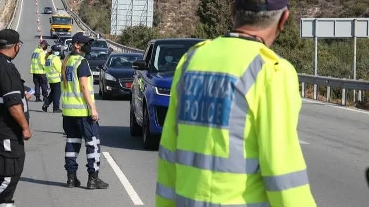 Rum polisi geçiş noktalarında trafik cezalarını dağıtmayı sürdürüyor