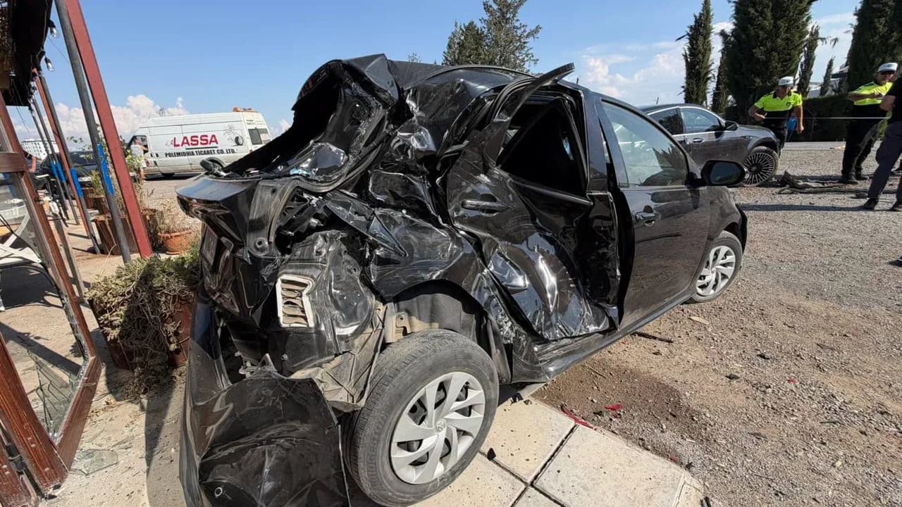 Güzelyurt’ta trafik kazası: sürücü araçta sıkıştı